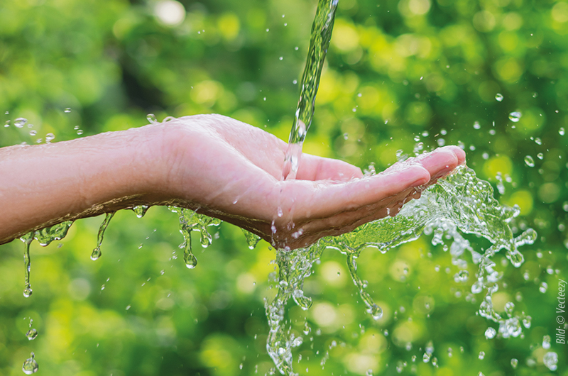 Ausgestreckte Hand über die Wasser fließt; Hintergrund ist grün