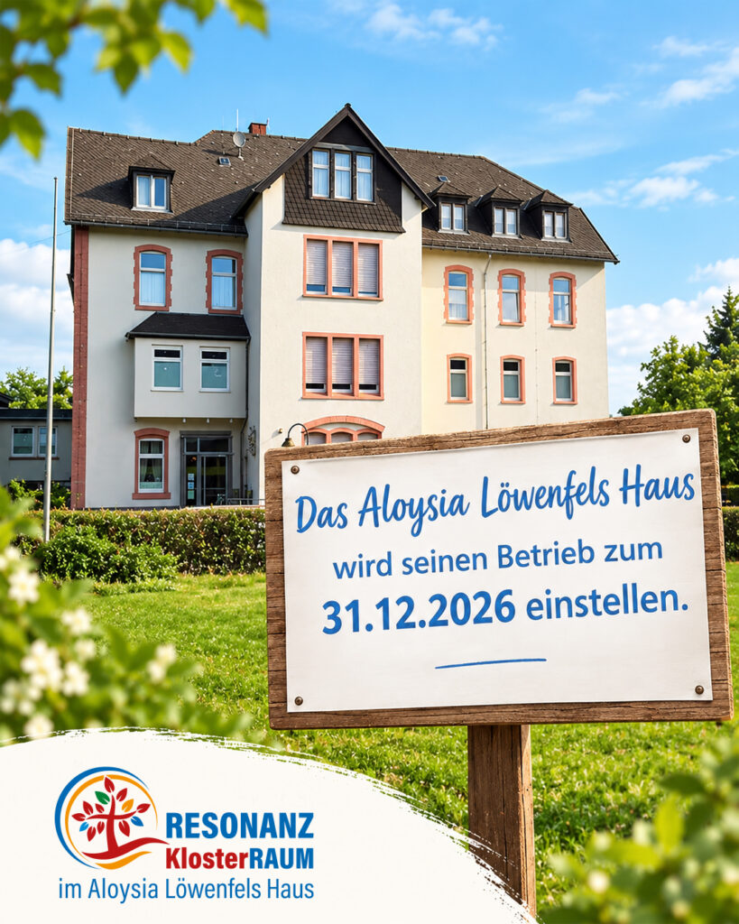 Haus mit Schild davor, das auf die Schließung hinweist; unten rechts ist ein Logo