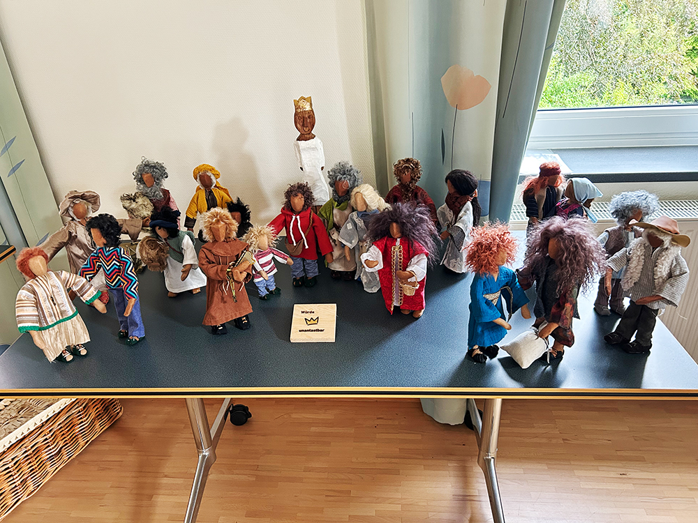 Alle fertige Figuren stehen auf einem Tisch