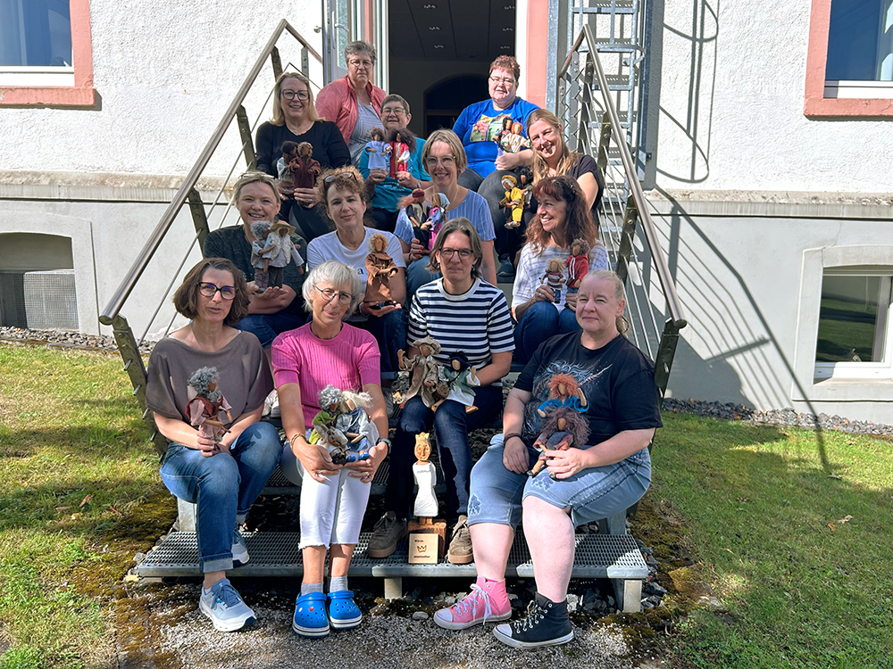 Eine Gruppe von Frauen sitzt auf einer Außentreppe